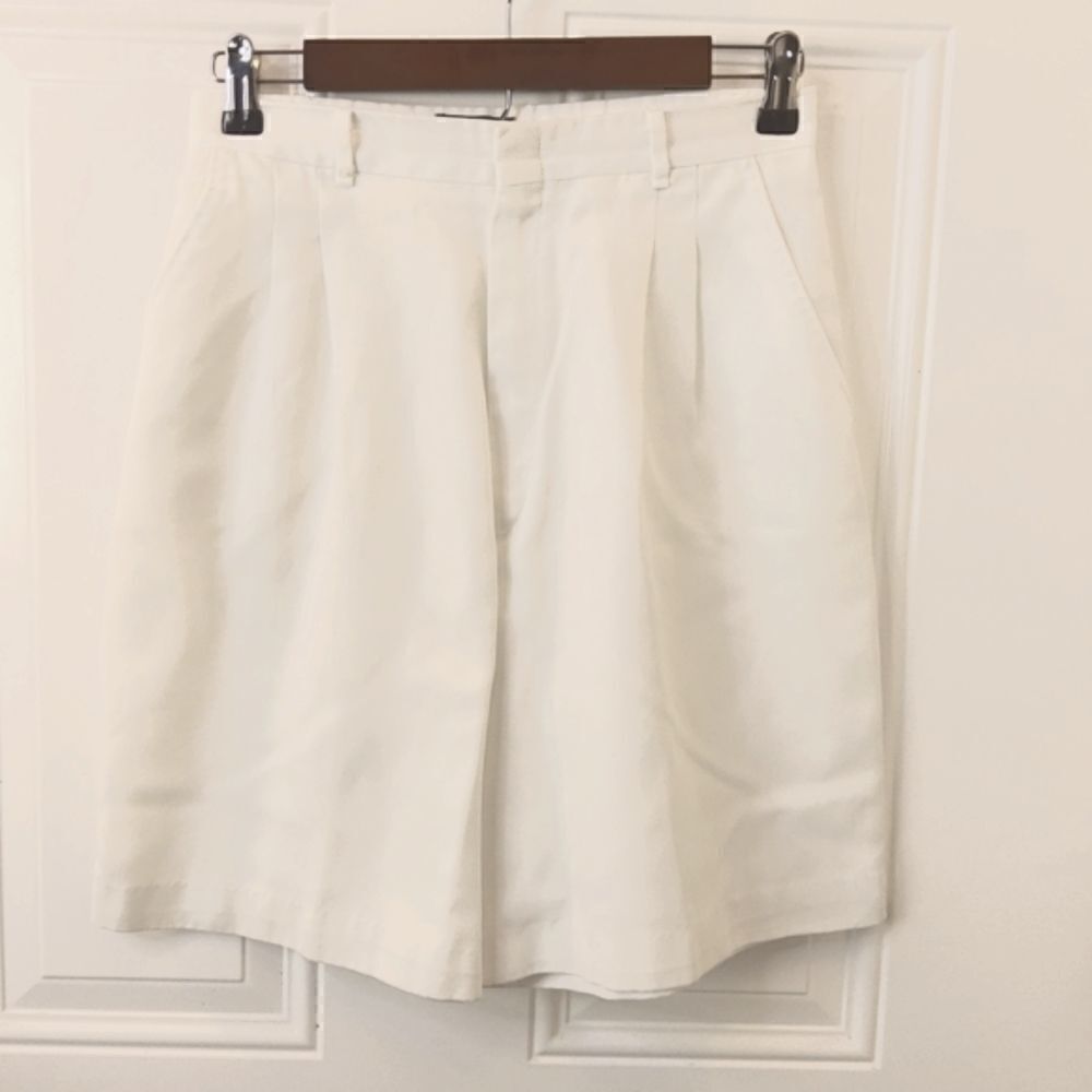 Cabin Creek White pleated front high waist two pocket Bermuda shorts